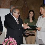 Poignée de main entre Federica Mogherini et Ramtane Lamamra. New Press